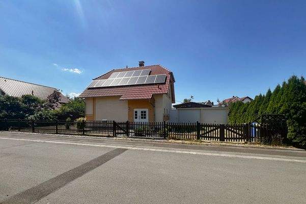 EFH mit 2 Garagen auf hübschen Grundstück