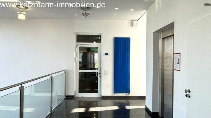 OG - Zugang Büroeinheit links (barrierefrei)