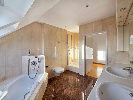 Badezimmer mit Eckbadewanne, Doppelwaschtisch und Duschnische