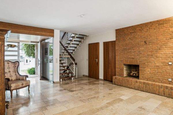 Diele mit Eingangsbereich, Kamin und Treppenhaus