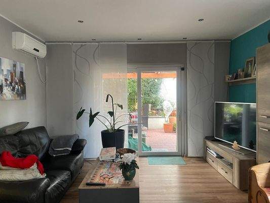 Wohnzimmer mit Terrasse.jpg