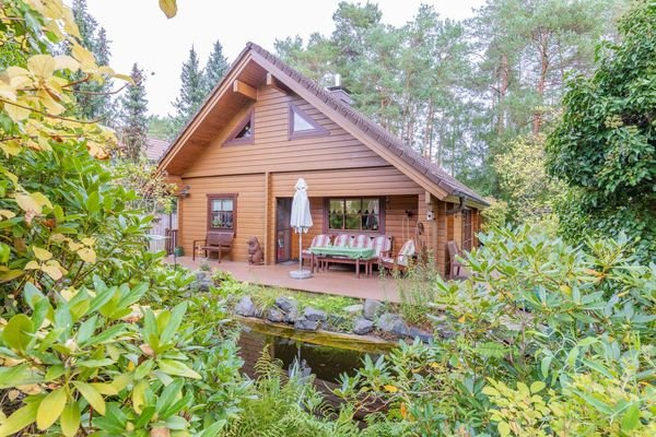 Einfamilienhaus von der Strasse aus gesehen