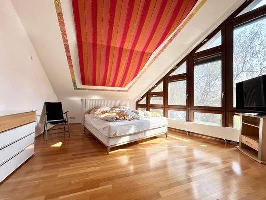 großes Schlafzimmer mit Ankleide und Galerie