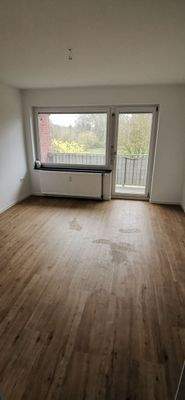 Bild 11, Blick vom Wohnzimmer zum Balkon.jpg