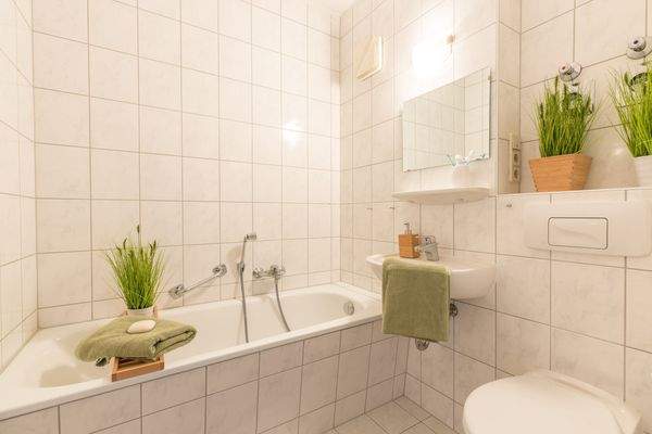 Helles Badezimmer mit Wanne