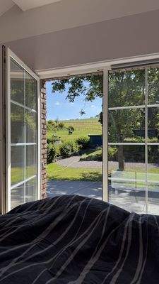 Schlafzimmer mit Blick in den Garten 2