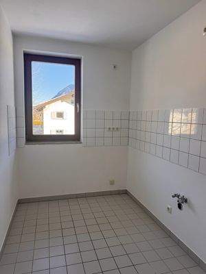 Helle Küchenzeile mit Fenster