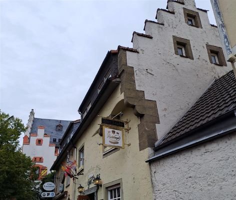 Außenansicht mit dem Schloss im Hintergrund