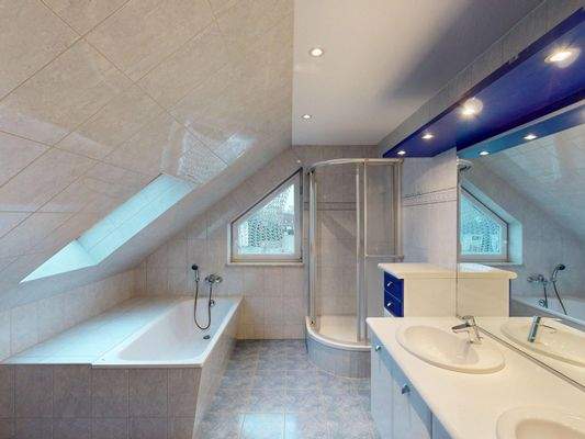 Tageslicht-Vollbad im Obergeschoss