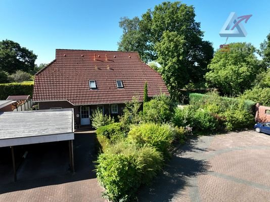 Eingangsbereich mit Carportmit Carport