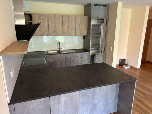 offene neue Einbauküche mit Elektrogeräten