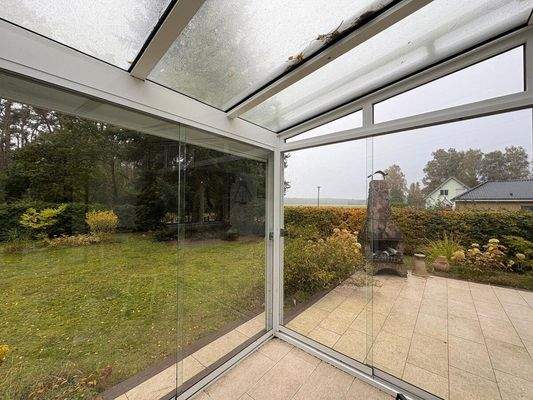 Wintergarten mit Blick auf Terrasse