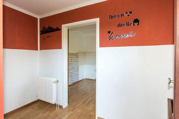 Eingangsdiele mit Tür zur Küche