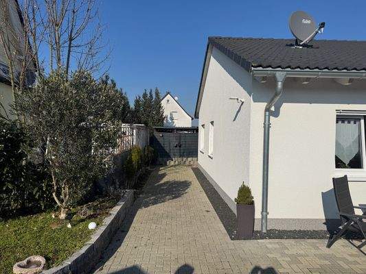 Seitenweg zum Garten.jpg