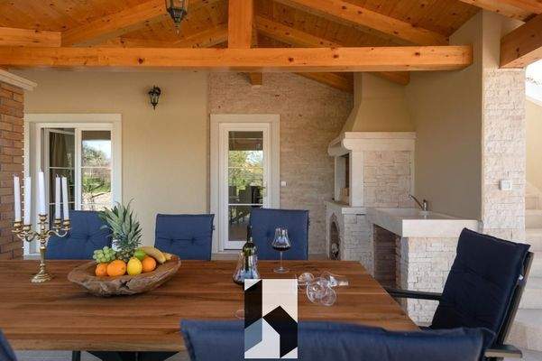 Terrasse mit Sommerküche