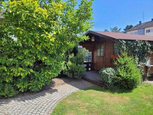 Gartenhäuschen im Sommer