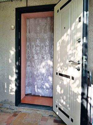 Massive Eingangstür