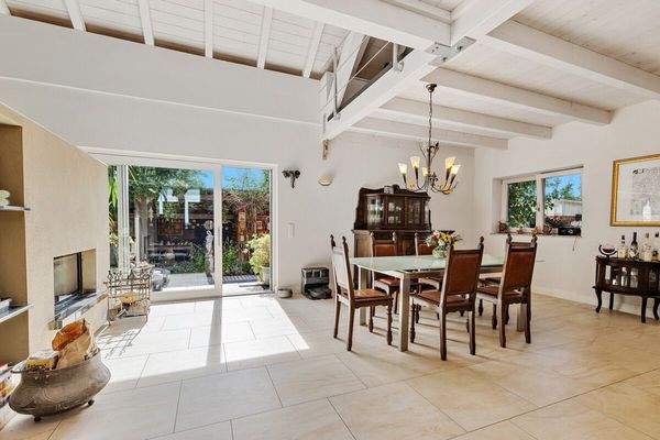 Essbereich mit Zugang zum Innenhof - Atrium