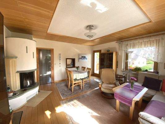 Obergeschoss: Wohnzimmer mit Kamin und Balkonaustritt