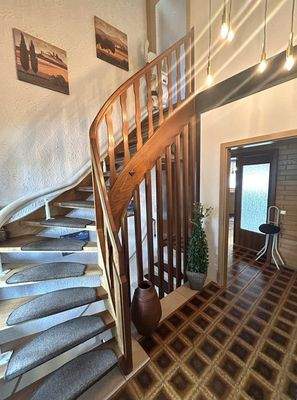 helles Treppenhaus mit Lifter für OG - Wohnung 