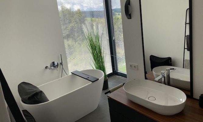 Wanne mit Blick in die Natur