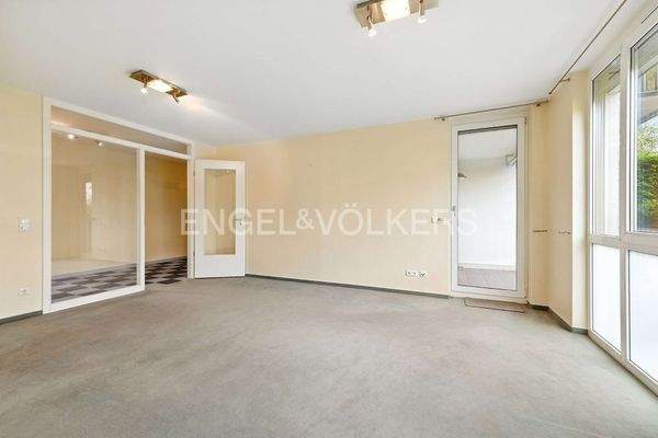 Wohnzimmer mit Balkonzugang