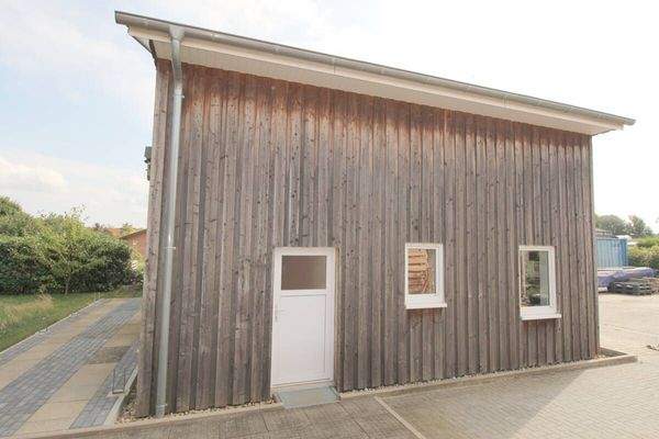 Zusätzlicher Nebeneingang zur Werkstatt