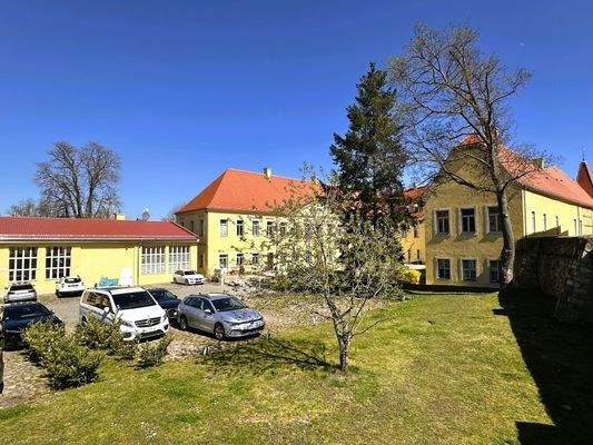 Schloss, Garage und Stellplätz