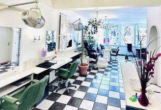 Blick zur Schaufensterfront