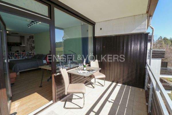 Balkon mit Berg- und Seeblick