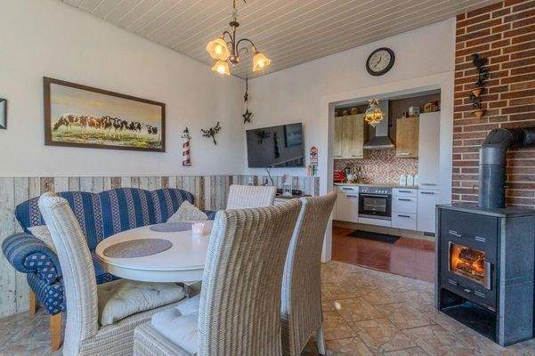 Wohn-Esszimmer mit Kamin