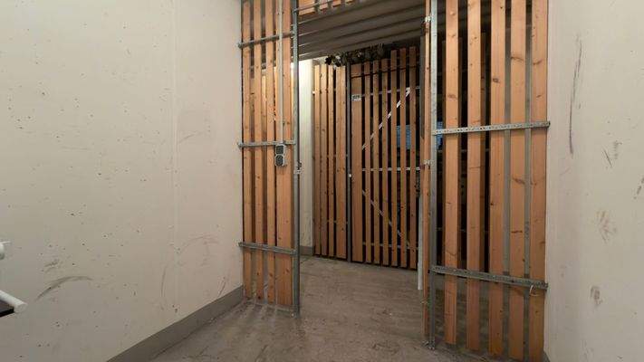 Keller mit Licht & Strom