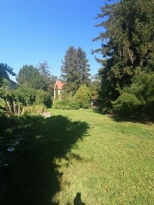 Garten mit Hausansicht