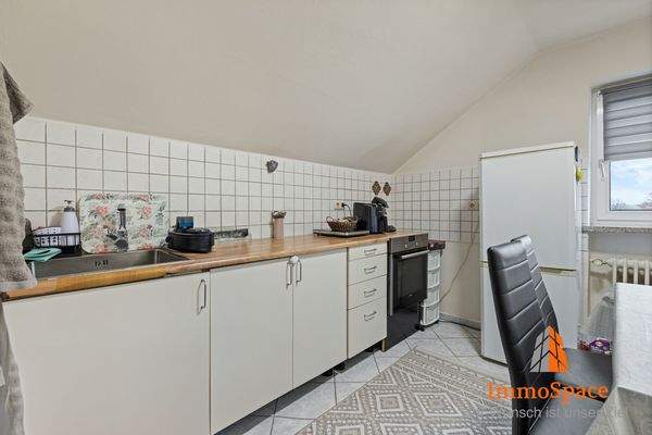 Küchenzeile mit allen nötigen Elektrogeräten