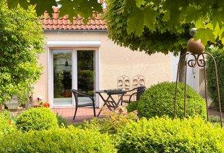 Geschützte Terrasse mit liebevoll angelegtem Garten