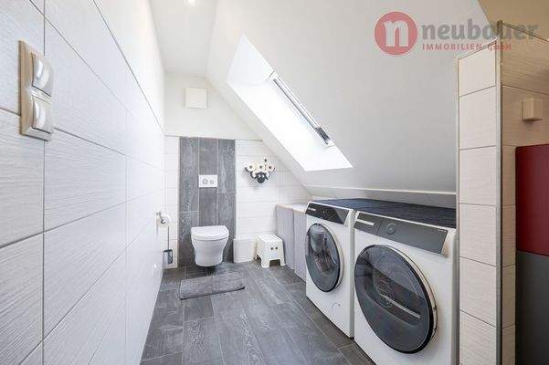 Bad OG (Teilansicht) - Bereich von Dusche/Waschbecken nicht abgebildet