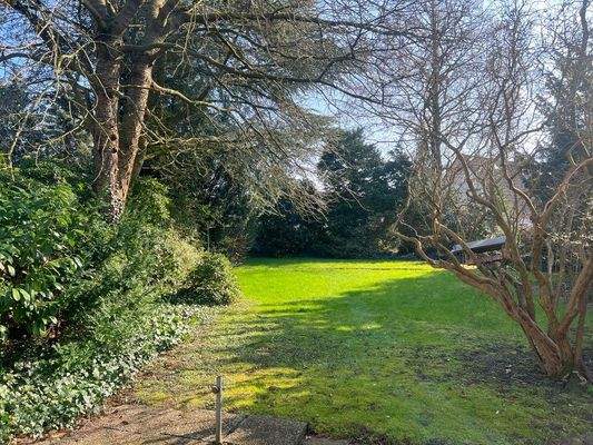 Parkähnlich angelegter Garten