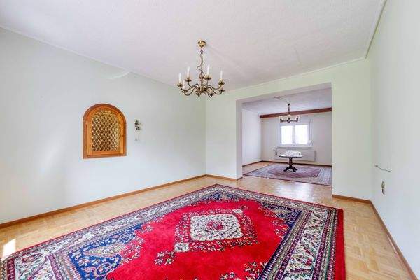 Esszimmer mit Durchreiche zur Küche