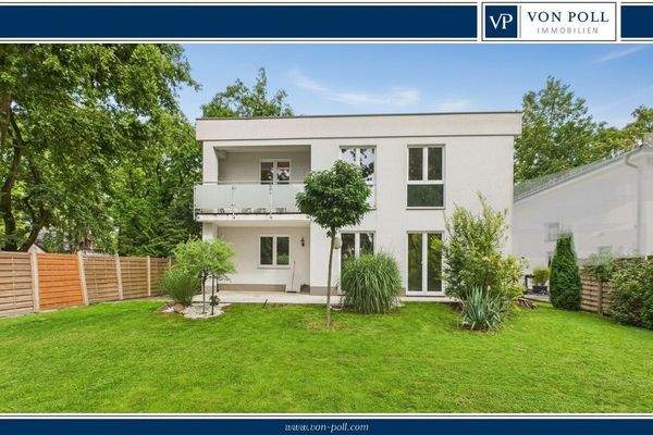 Hausansicht vom Garten blickend