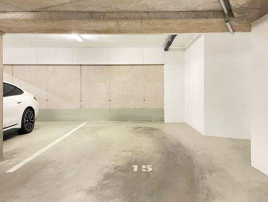Stellplatz Tiefgarage - hell und breit