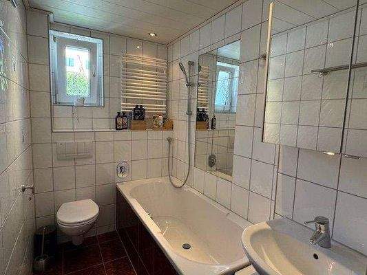 EG/OG: Bad mit Wanne, Waschtisch und WC