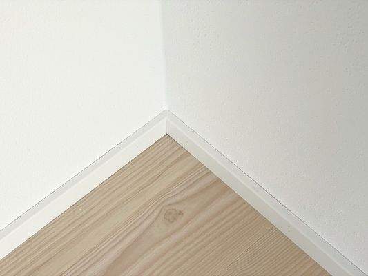 Elegante weiße Fußleisten