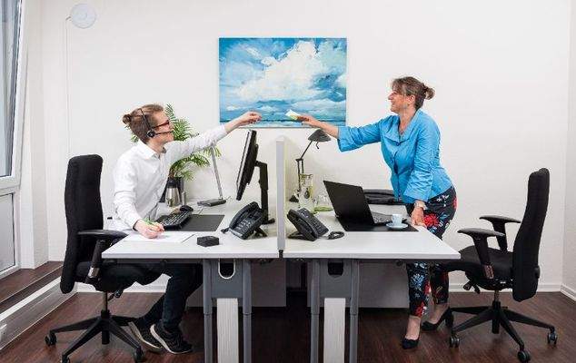 zusätzliche Schreibtische im Teambüro