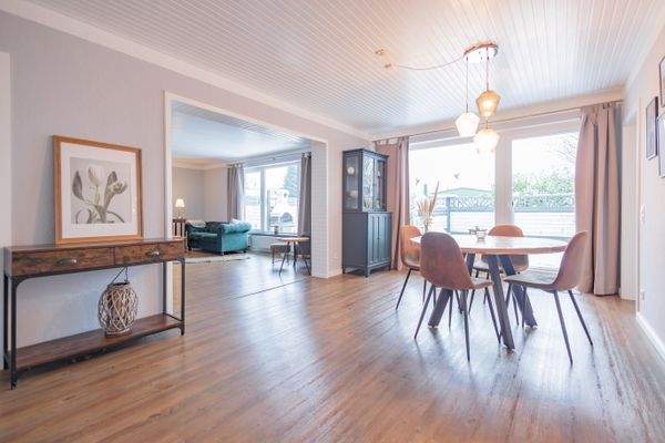 Esszimmer mit Zugang zum Wohnzimmer