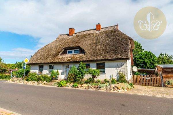 Vorderansicht mit Einfahrt