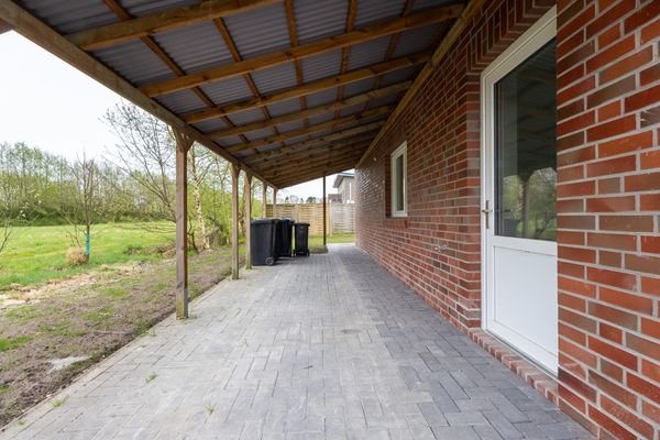 Carport / Nebeneingang