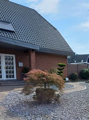 Eingang überdacht, Vorgarten