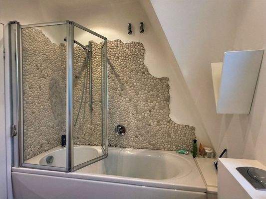 Dusch-/Badewanne im oberen Bad