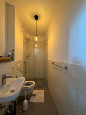 Gäste-WC mit Dusche