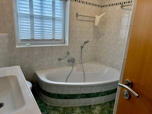 Badezimmer im EG mit Eckbadewanne und Dusche